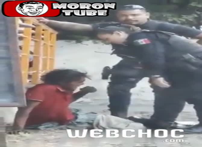 Video :In Mexico, two police officers attack a homeless guy